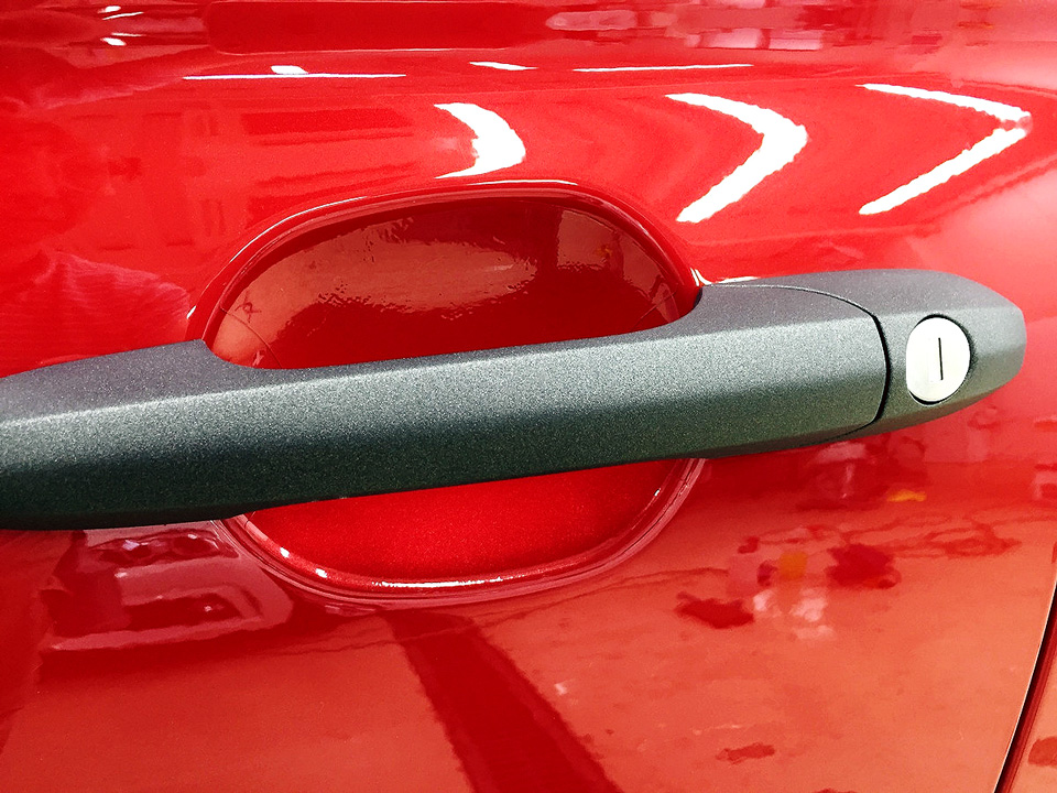 abarth 595 のドアハンドルにプロテクションフィルムを施工しました。