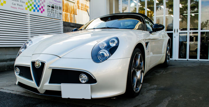 AlfaRomeo 8C SpiderにGENESISコーティング、ウィンド撥水コーティング、ホイールコーティング、幌撥水コーティング、プロテクションフィルムを施工し完成した写真。ベストショット。