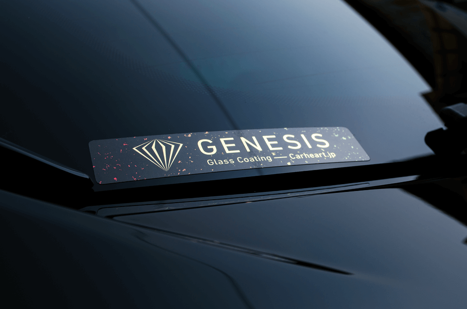 CARHEARTがデザインしたGENESIS専用のステッカー。カラーは最上級のコーティングの証にふさわしいプレミアムゴールド。 光に反射して上品に輝きます。