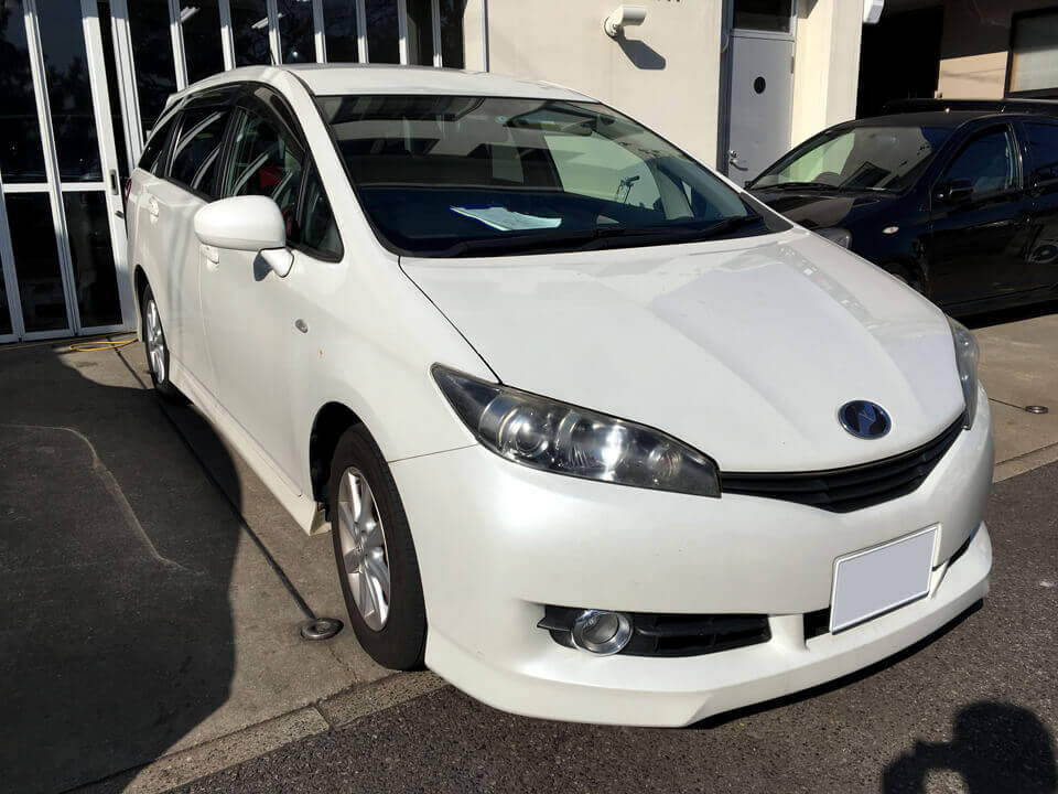 ヘッドライトコーティングを施工する前のTOYOTA WISH