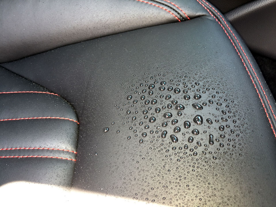 レザーシートにコーティングを施して、撥水するようになったシート