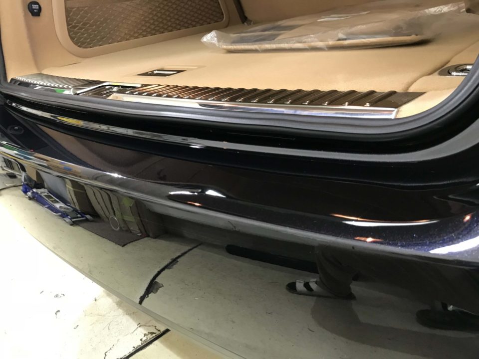 プロテクションフィルムを貼り付けたPorsche Cayenneのリアドアバンパー