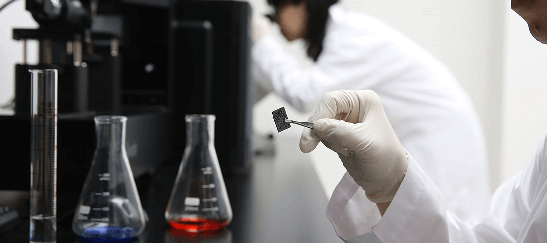 半導体コーティングを検証しているCHOOSE NanoTech社の研究員