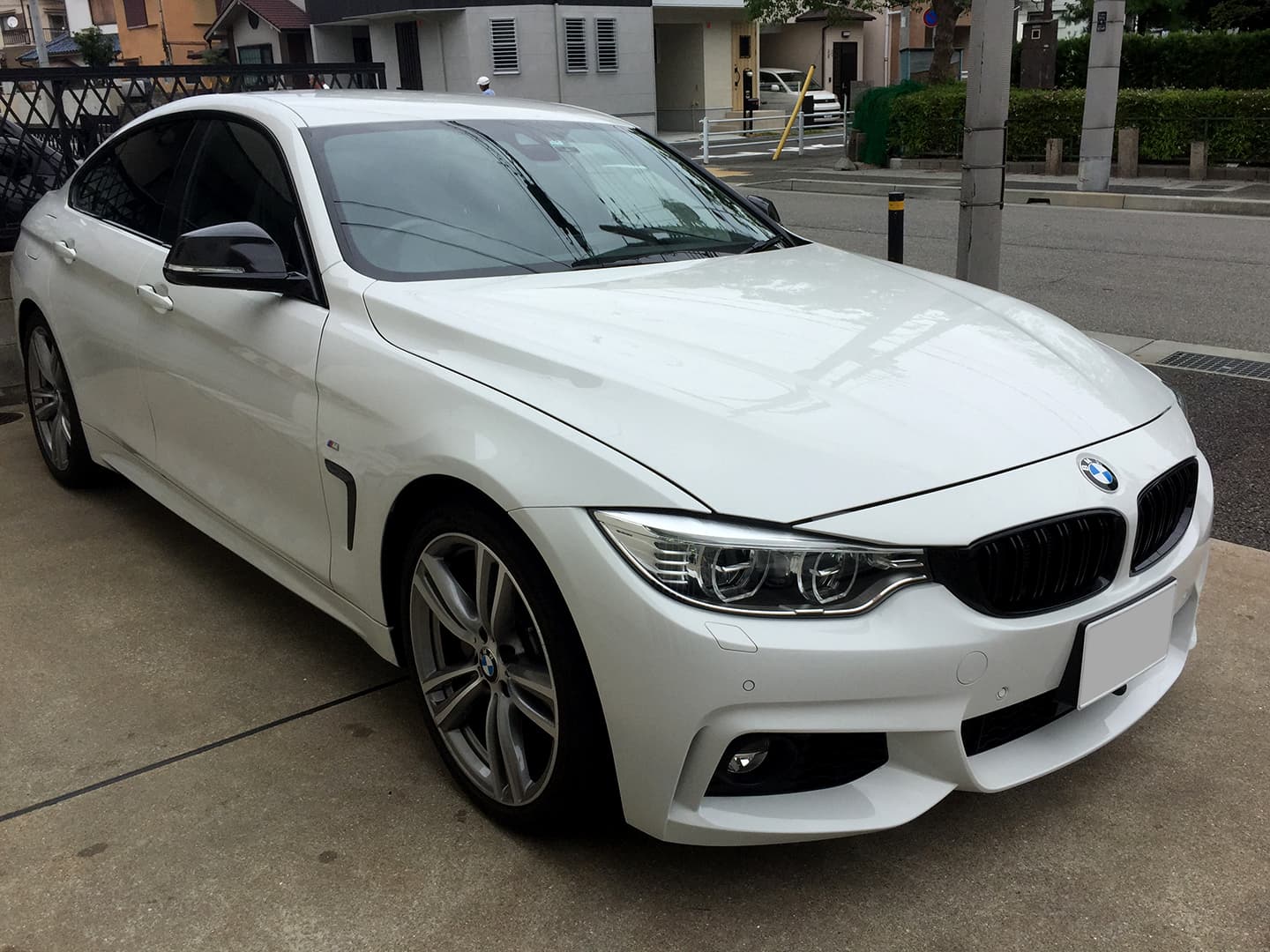 BMW M4のガーニッシュとサイドミラーにカーボン調シートのラッピングを行いました。