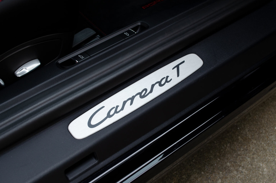 レザーコーティングを施工したPORSCHE 911 Carrera T