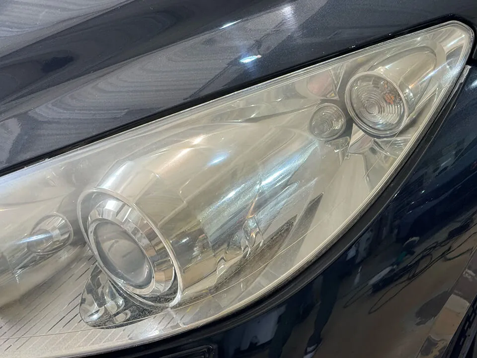 経年劣化で白く曇った研磨前のプジョー RCZ のヘッドライト