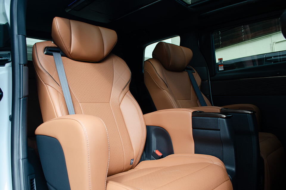 レザーコーティングを施工した40系ヴェルファイアのサンセットブラウンの2列目シート