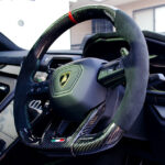 カーボン化したランボルギーニ ウルスのハンドル