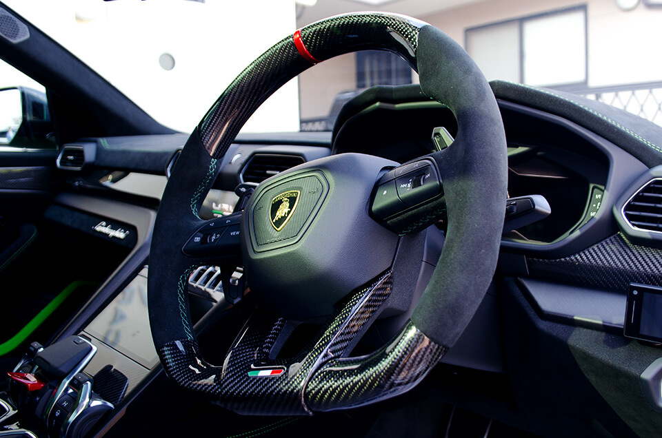 カーボン化したランボルギーニ ウルスのハンドル