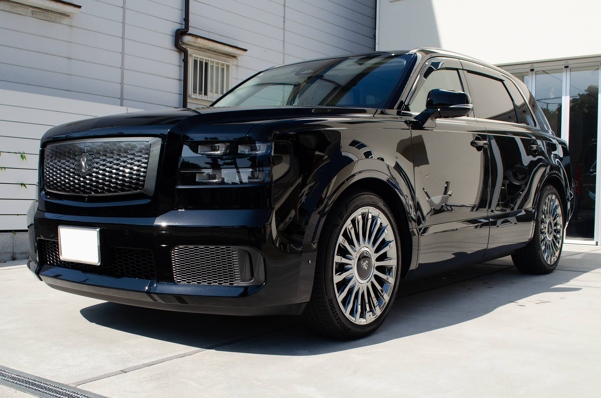 施工後のTOYOTA CENTURY(GRG75型)麟鳳単彩ブラック