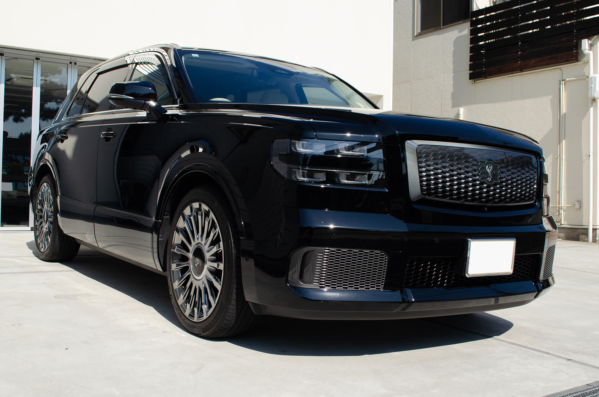 施工後のTOYOTA CENTURY(GRG75型)麟鳳単彩ブラック
