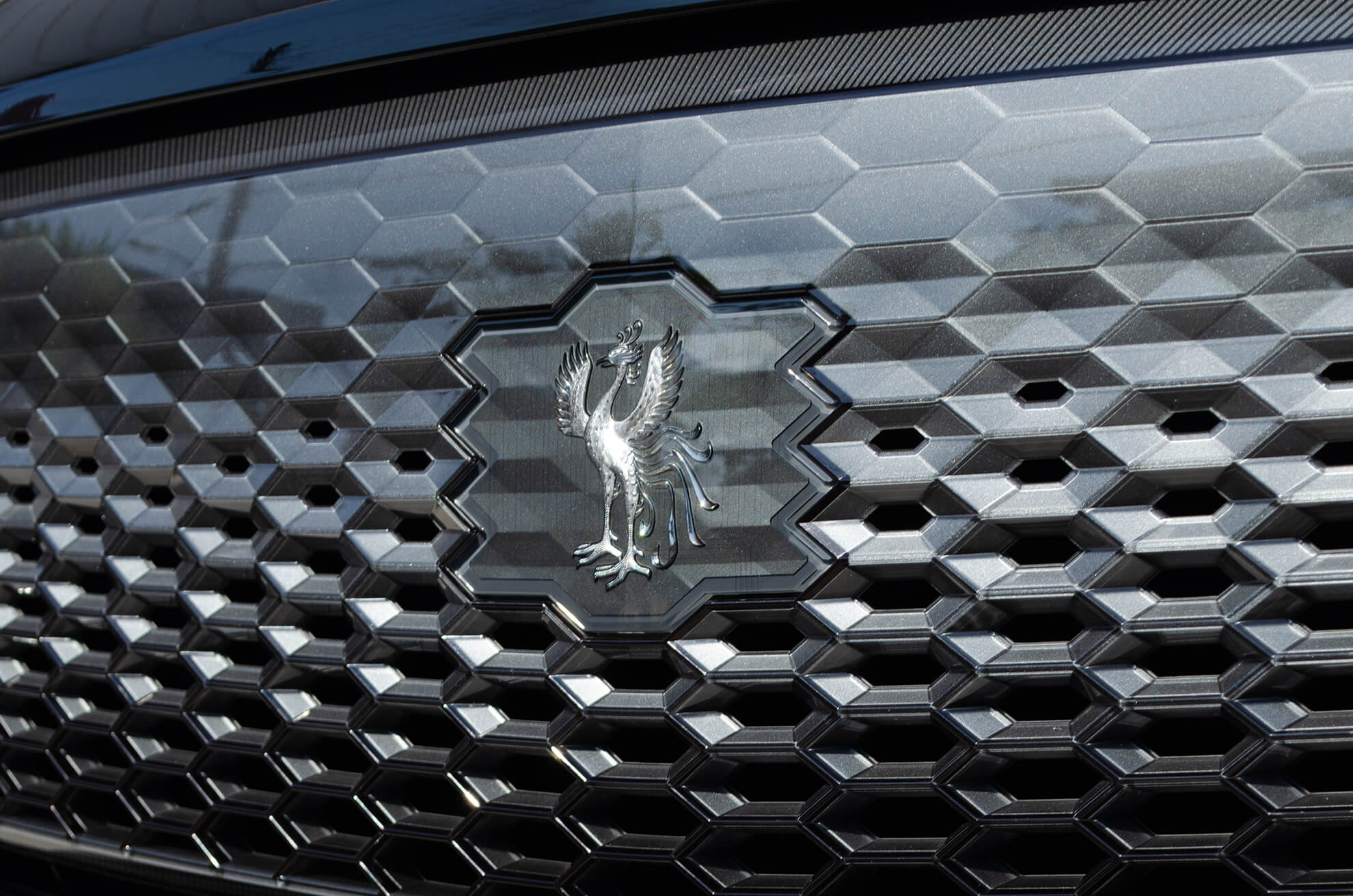 TOYOTA CENTURYのフロントグリルの鳳凰エンブレム