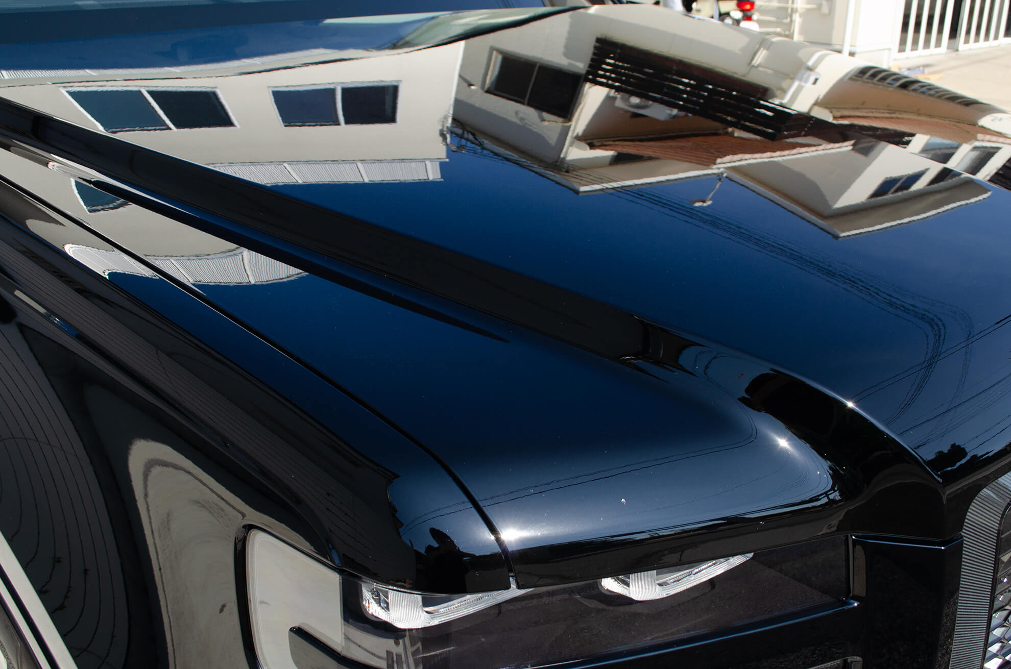 servFaces Coat Ultimaを施工したTOYOTA CENTURYのボンネットの映り込み