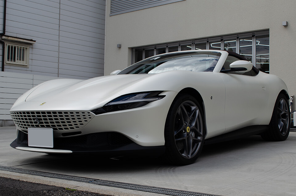 幌やレザーにコーティングを施工したFerrari ローマスパイダー ビアンコイタリア オパコ