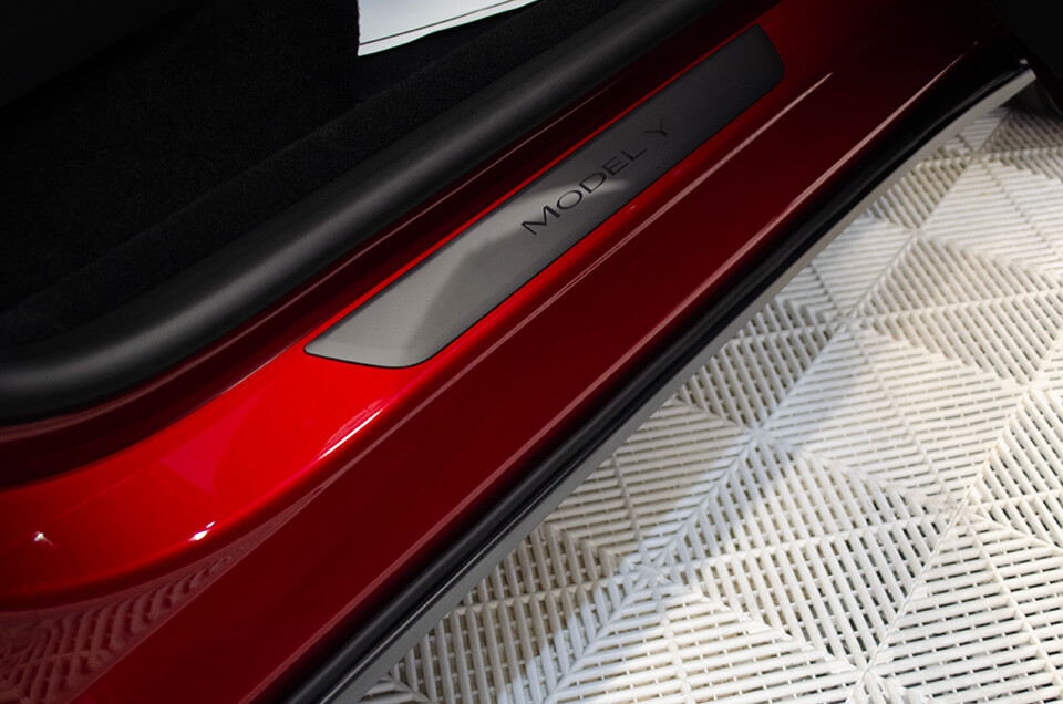 プロテクションフィルムを施工したTESLA Model Yのドアステップ