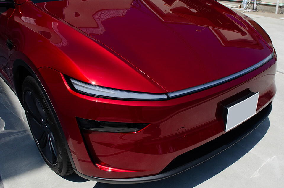 コーティングを施工したTESLA Model Yのボンネット