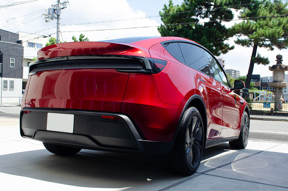 スモーク断熱フィルムを施工したTESLA Model Yのリアサイドガラス
