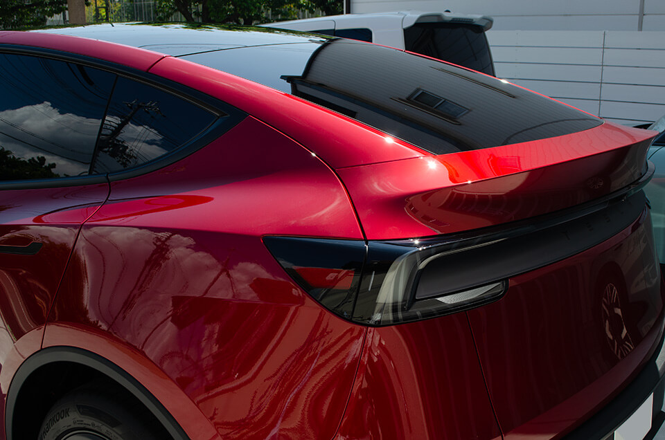 ウィンドウ撥水コーティングを施工したTESLA Model Yのガラス