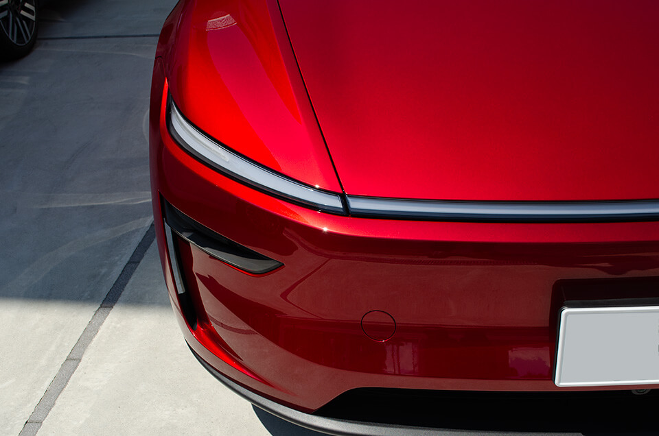 プロテクションフィルムを施工したTESLA Model Yのヘッドライト