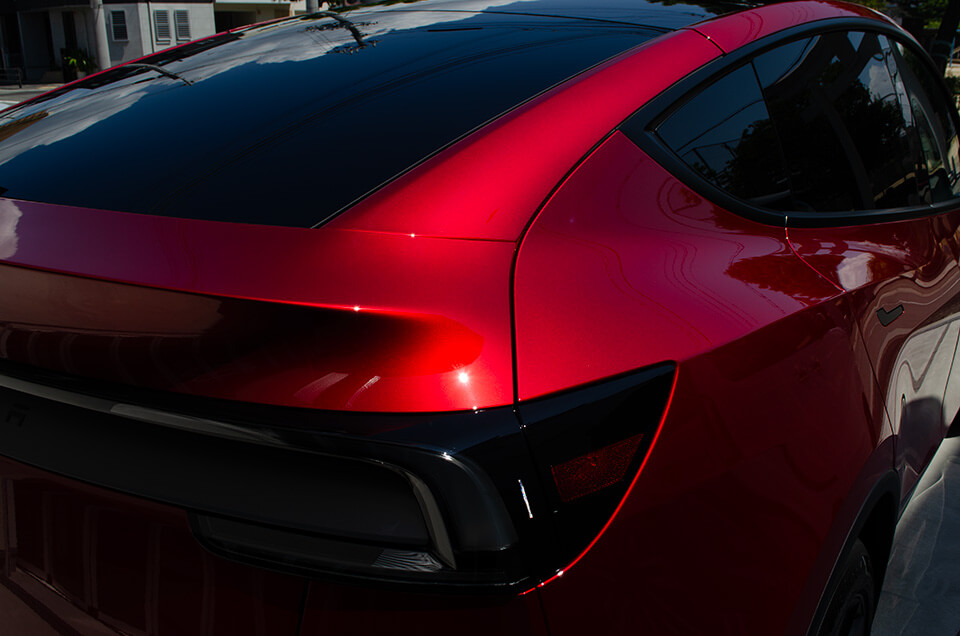 スモーク断熱フィルムを施工したTESLA Model Yのリアガラス