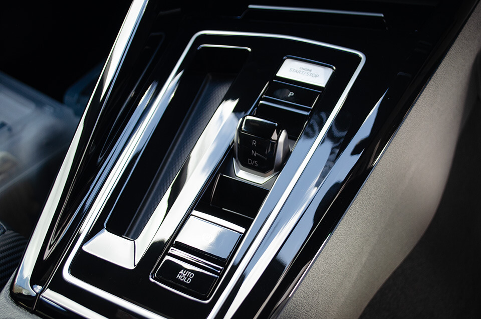 プロテクションフィルムを施工したVolkswagen Golf R Black Edition IIのセンターコンソール