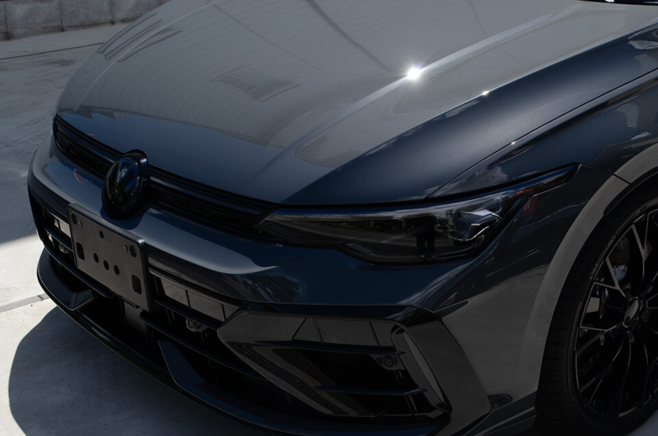 陰の側から見たVolkswagen Golf R Black Edition IIのフロント周り