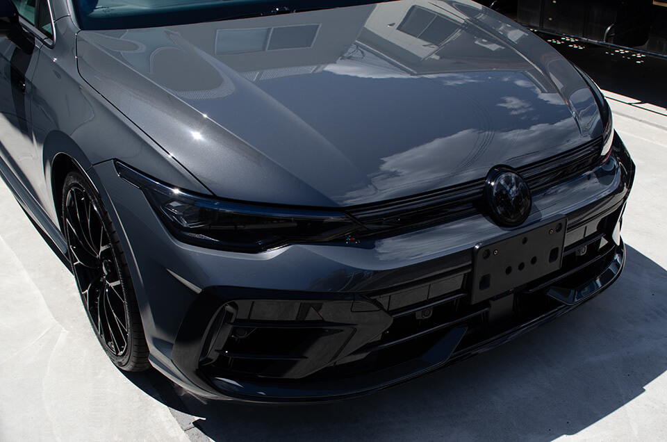 プロテクションフィルムを施工したVolkswagen Golf R Black Edition IIのボンネットの映り込み