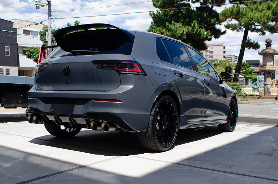 施工後のVolkswagen Golf R Black Edition IIのリア
