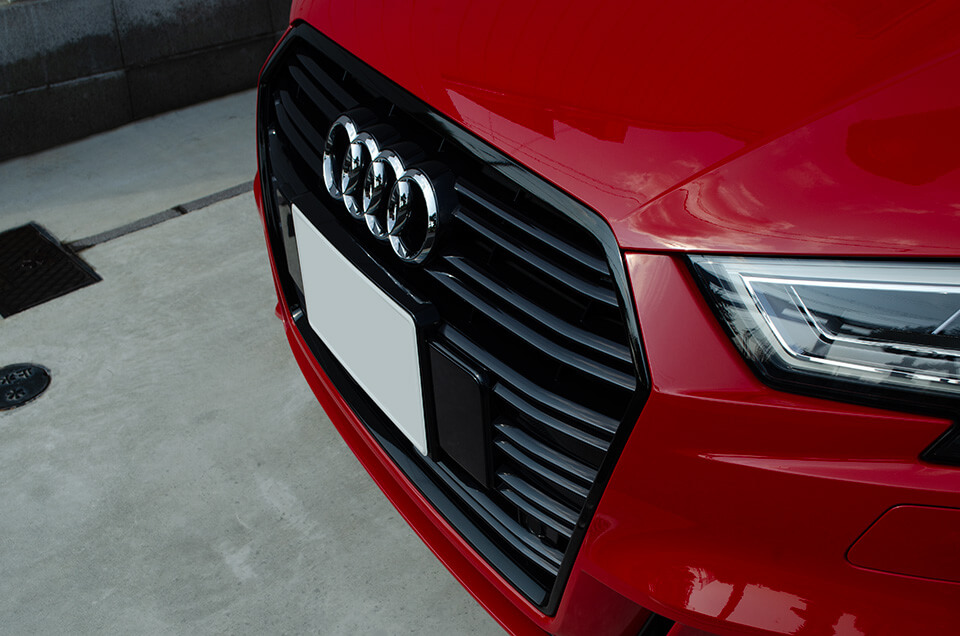 ラッピングフィルムを施工したAudi A3のフロントグリル外周