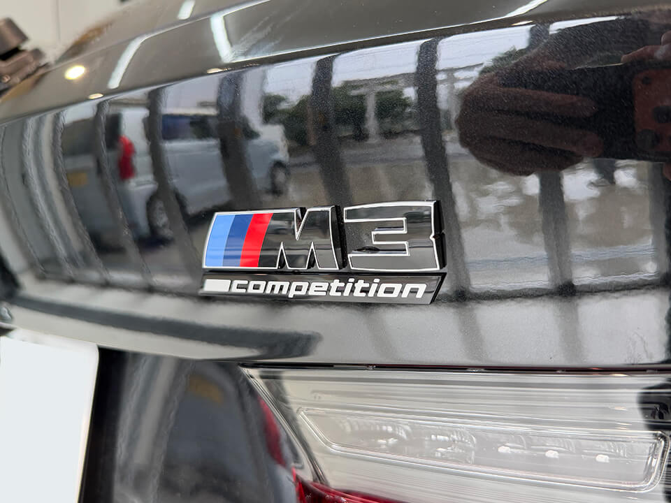 交換前のBMW M3 Competition Touringのリアエンブレム