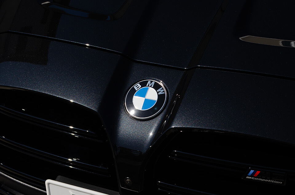 servFaces Coat Ultimaを施工したBMW M3 Competition Touringのボンネットのエンブレム