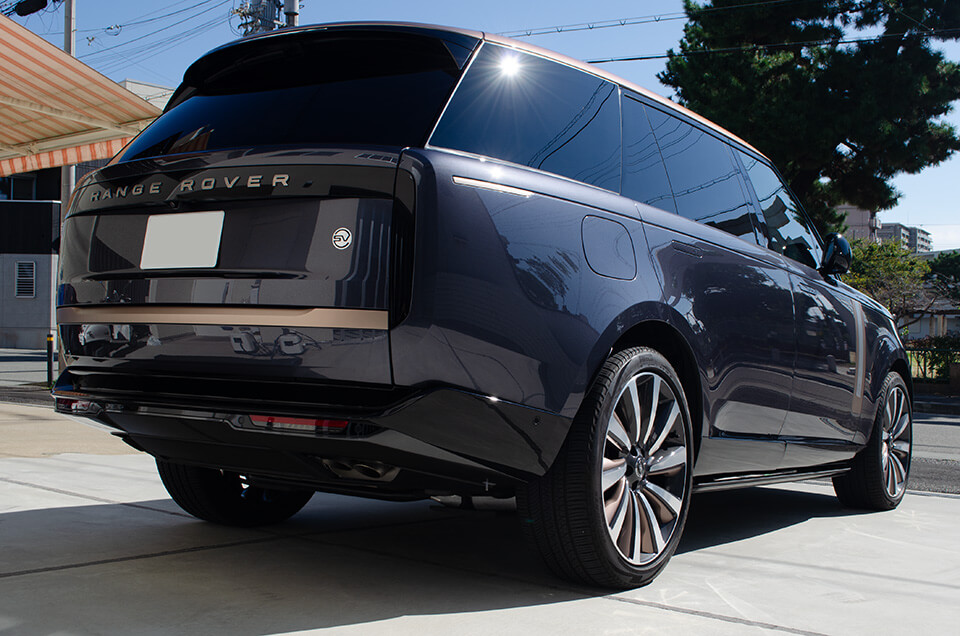 servFaces Coat Ultimaを施工したLANDROVER RANGE ROVER SVのリア斜め