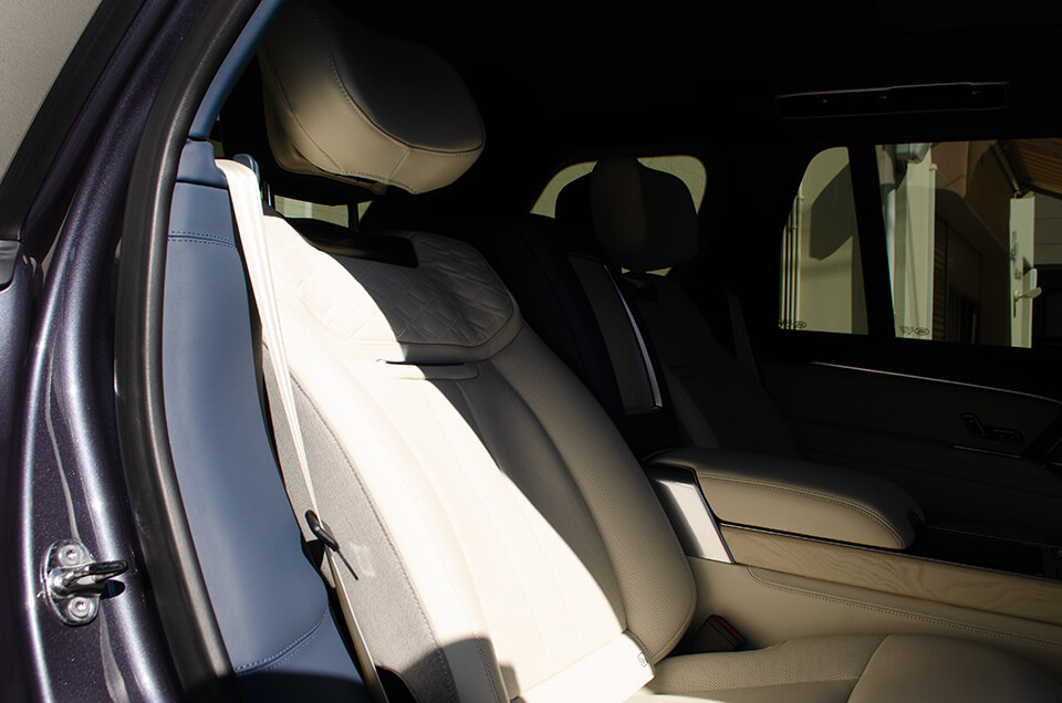 レザーコーティングを施工したLANDROVER RANGE ROVER SVのリアシート