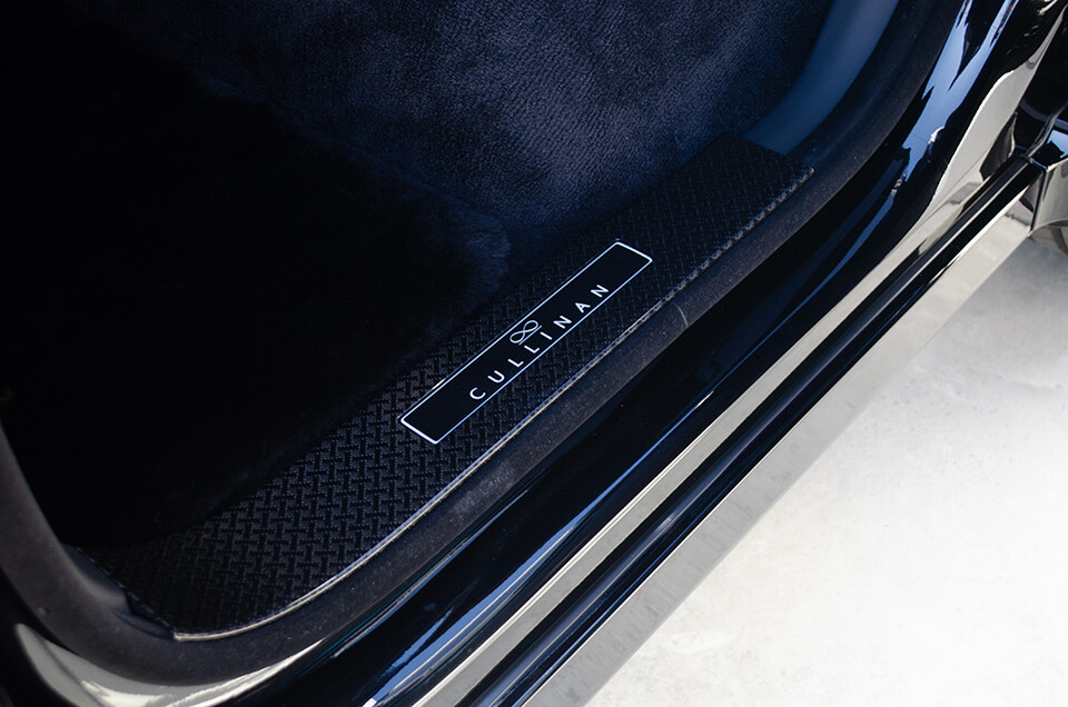 プロテクションフィルムを施工したRolls-Royce Cullinan Black Badgeのドアステッププレート