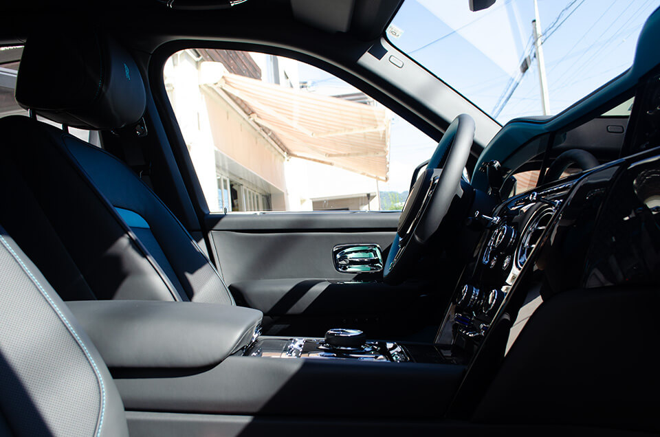 レザーコーティングを施工したRolls-Royce Cullinan Black Badgeの運転席周り
