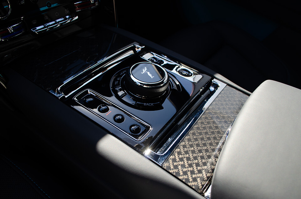 プロテクションフィルムを施工したRolls-Royce Cullinan Black Badgeのセンターコンソール