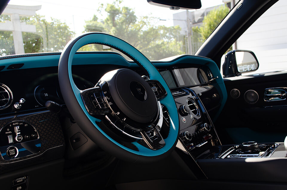 レザーコーティングを施工したRolls-Royce Cullinan Black Badgeのステアリング