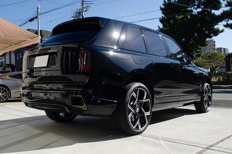 servFaces Coat Ultimaを施工したRolls-Royce Cullinan Black Badgeのリア斜め