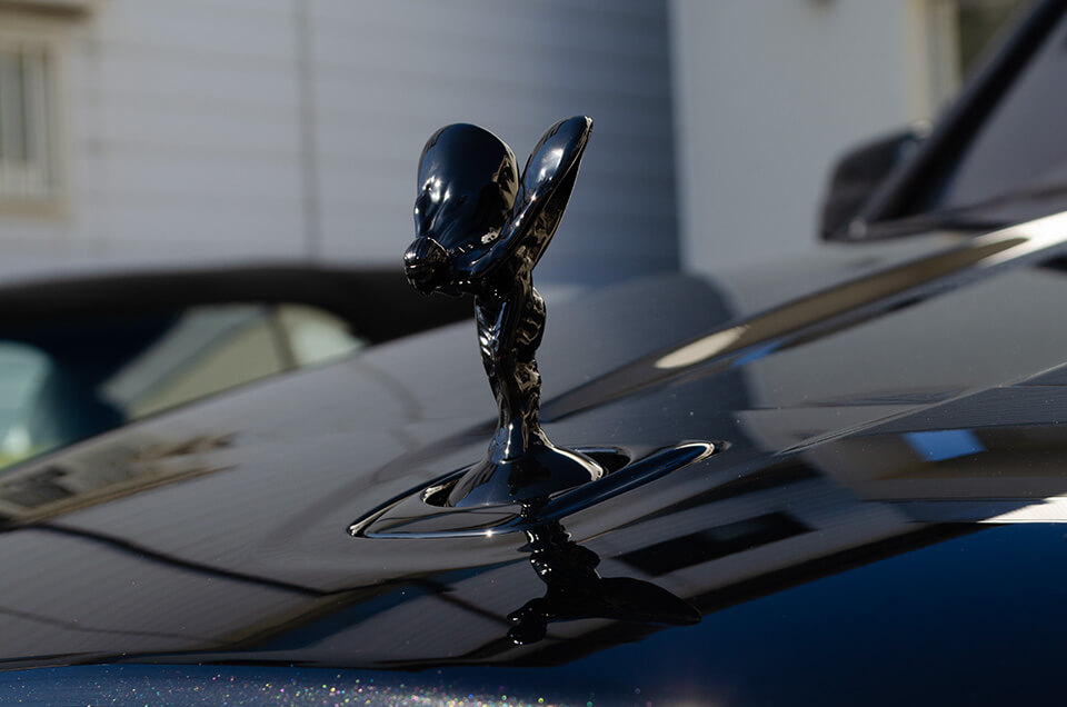 servFaces Coat Ultimaを施工したRolls-Royce Cullinan Black Badgeのスピリット・オブ・エクスタシー