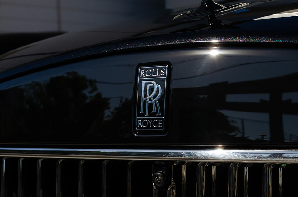 servFaces Coat Ultimaを施工したRolls-Royce Cullinan Black Badgeのグリルとエンブレム