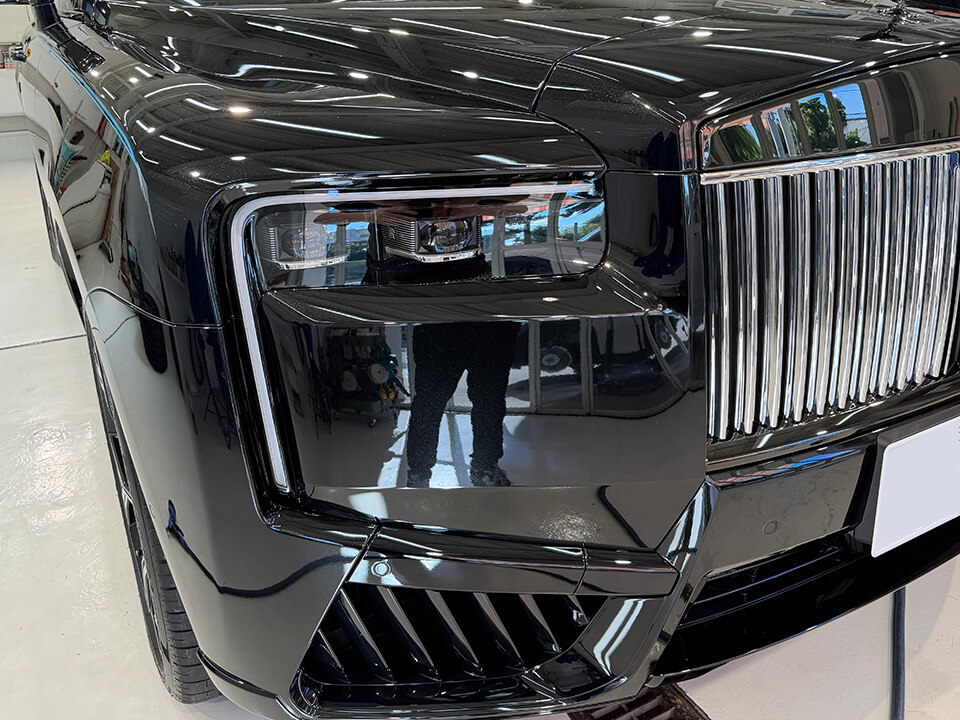 servFaces Coat Ultimaを施工する前のRolls-Royce Cullinan Black Badgeのフロント